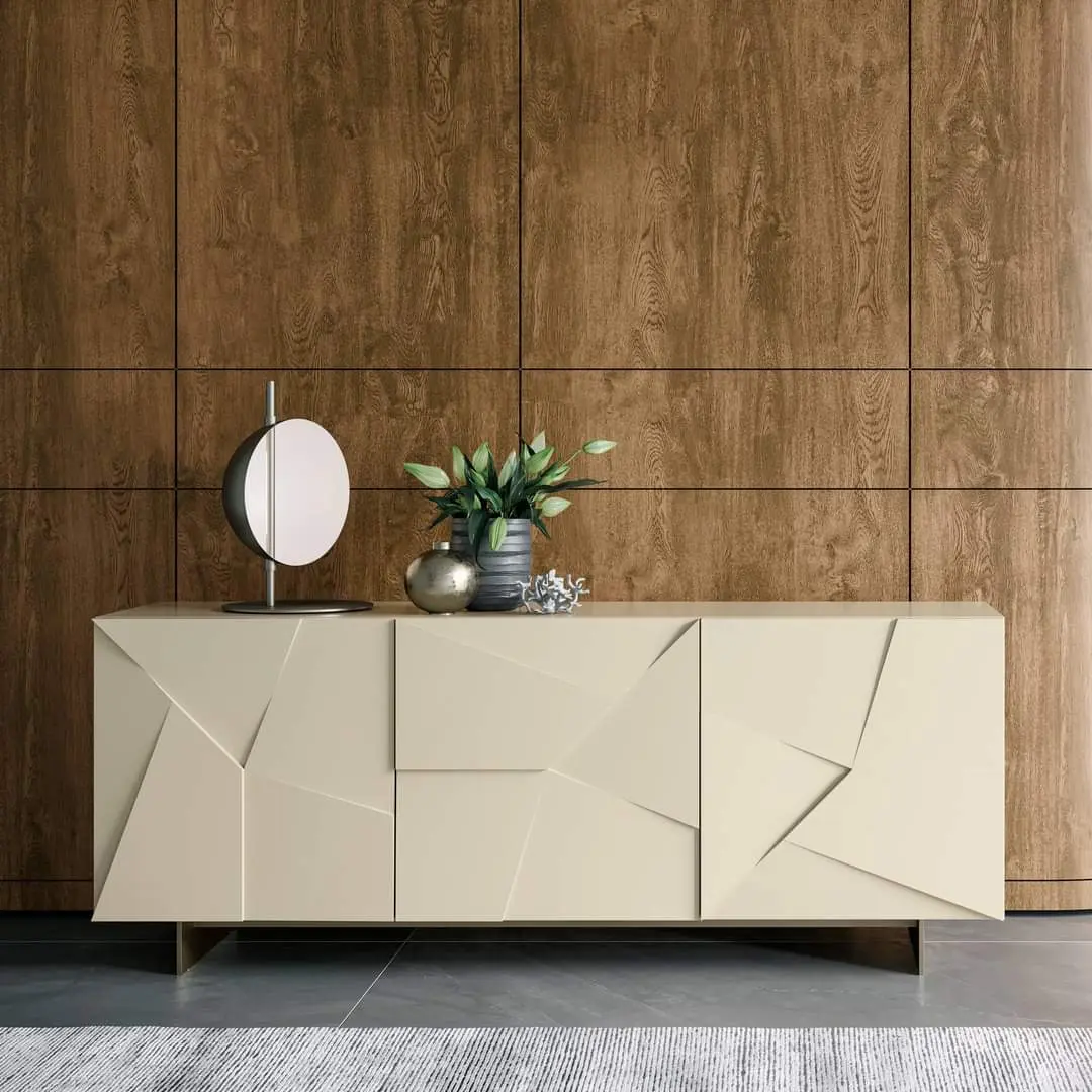Credenza moderna con ante geometriche e parete in legno, arredamento su misura dal design contemporaneo